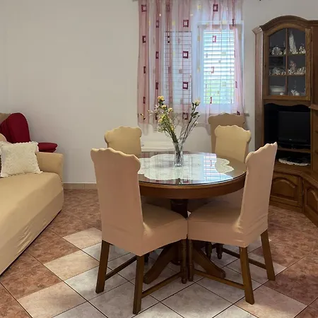 Gorgeous In Okrug Gornji With Wifi Daire *