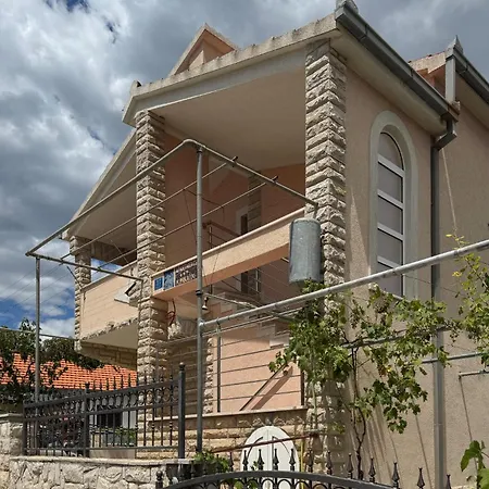 Gorgeous In Okrug Gornji With Wifi